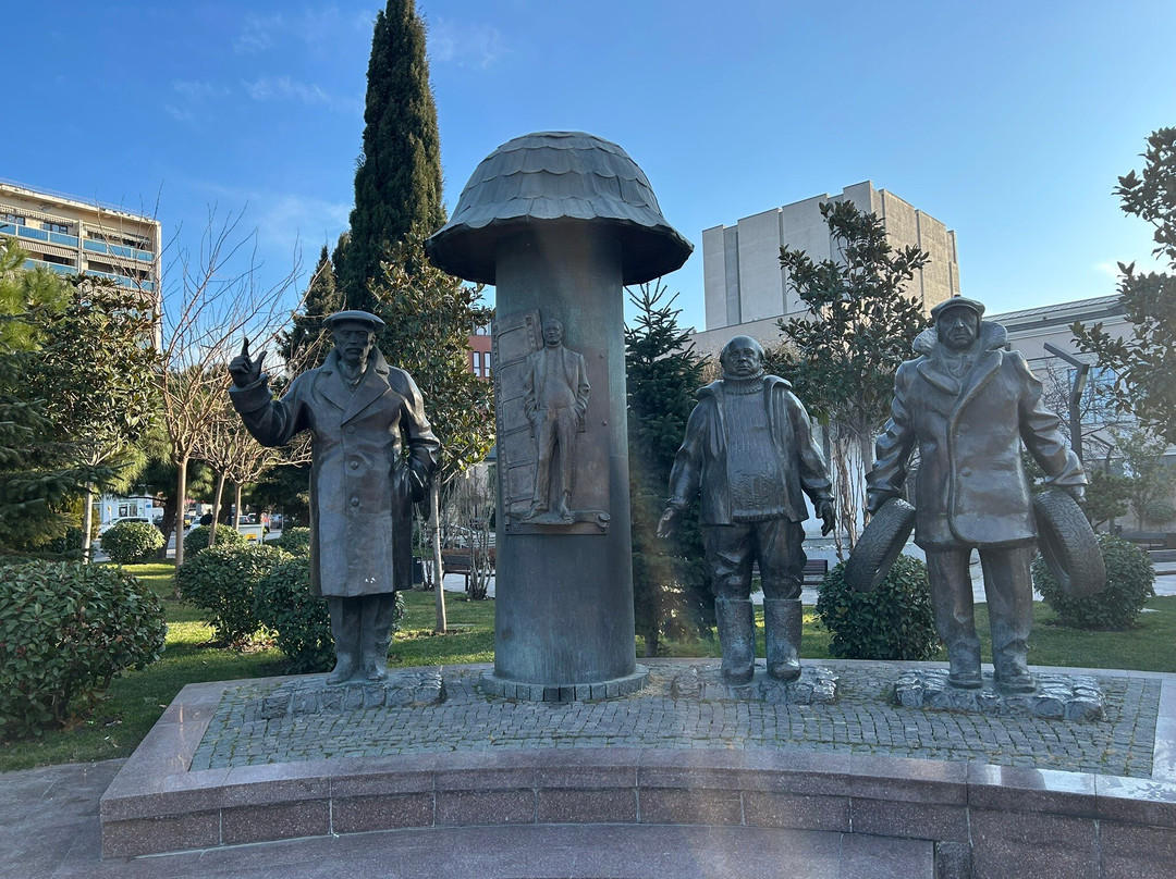 Monument to Characters of Movie Mimino-第比利斯必去景点