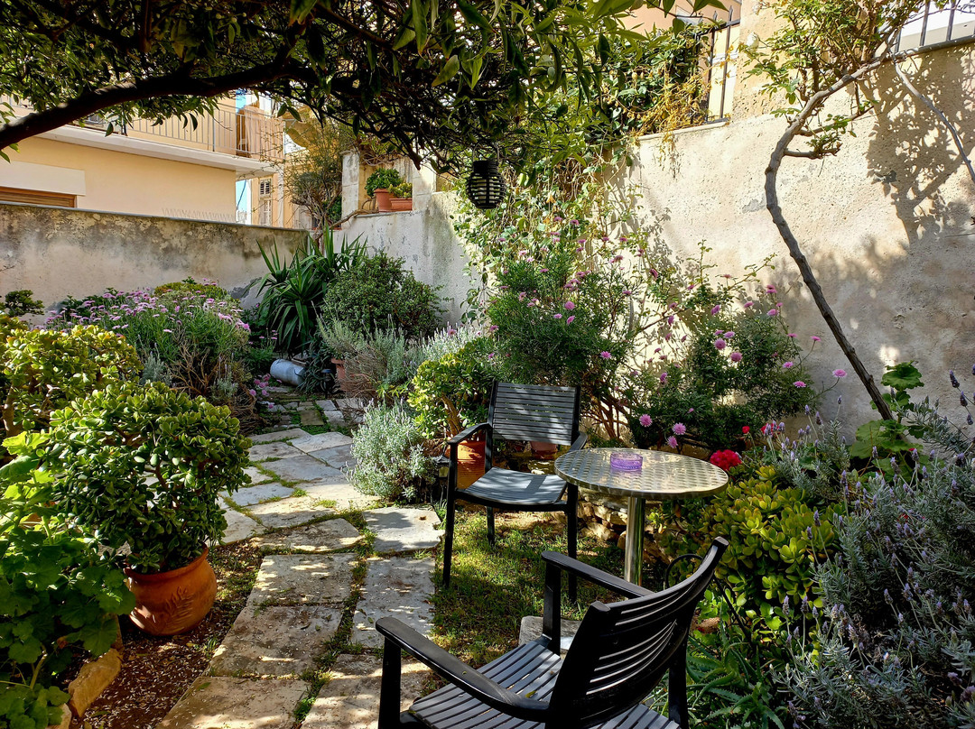 Antouanetta Apartments主图