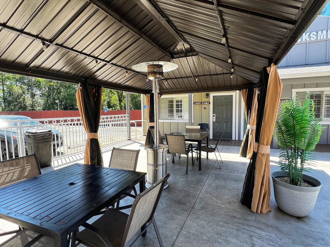 The Old West Inn主图