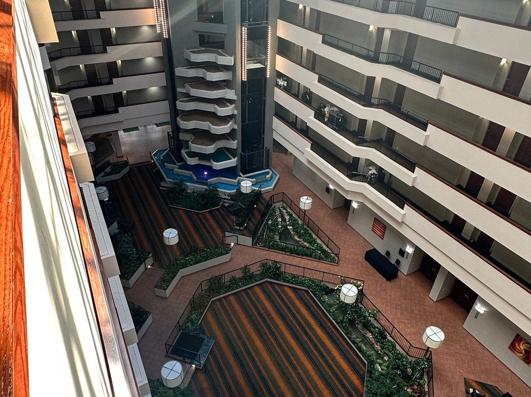 大学广场保龄格林假日酒店主图