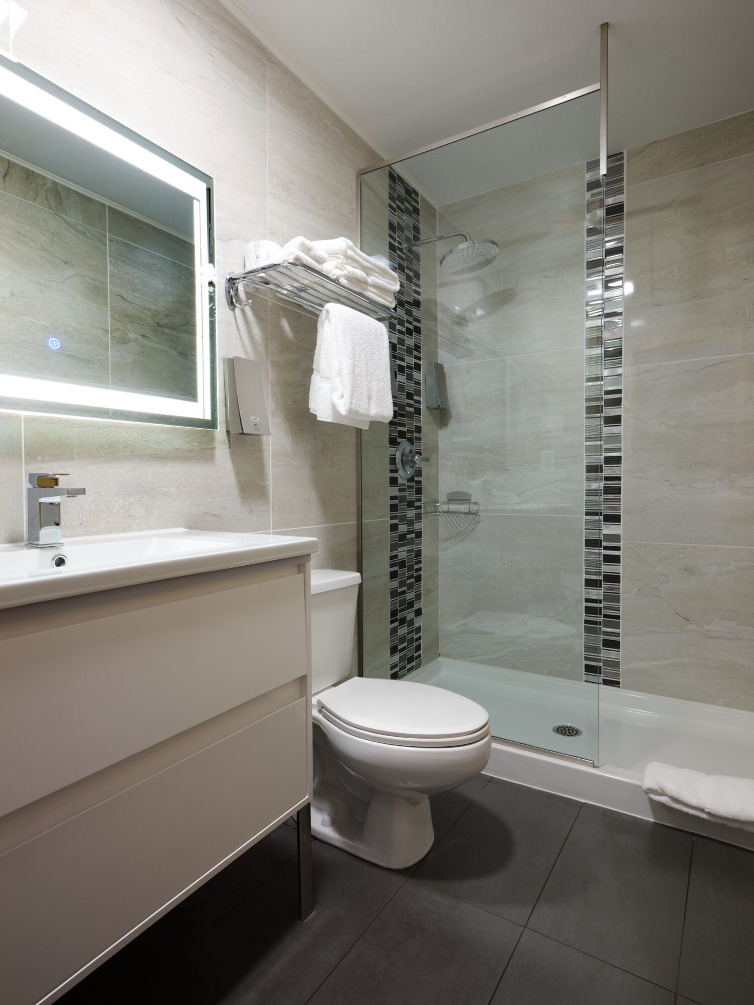 Fernie Fox Hotel-浴室