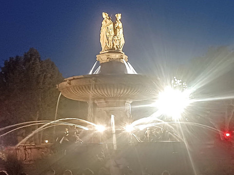 Fontaine de La Rotonde-普罗旺斯必去景点