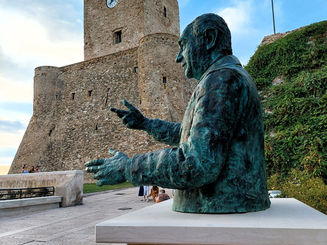 Monumento A Girolamo La Penna-Termoli必去景点