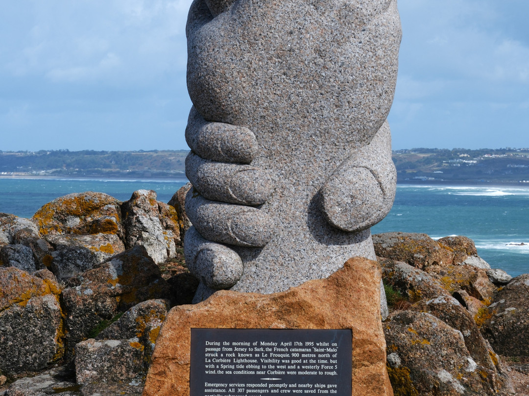 Sculpture of Two Hands Clasping-圣布雷拉德必去景点