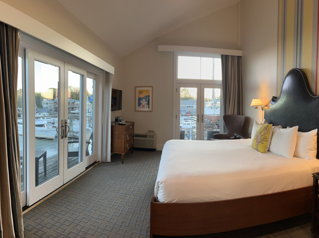 Boathouse Waterfront Hotel主图