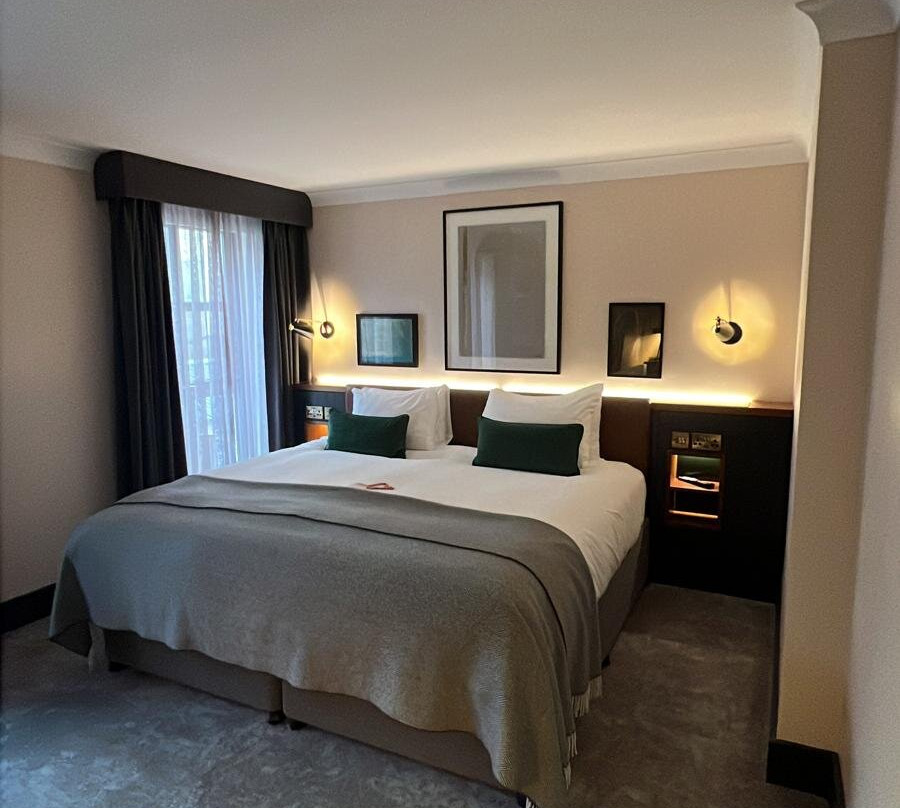 亚历山大饭店主图