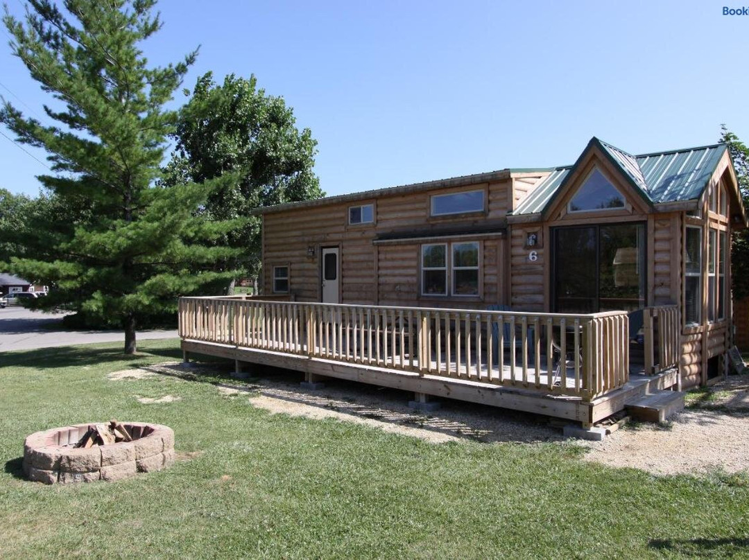 Lakeland RV Campground Deluxe Loft Cabin 11