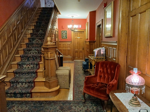 安蒂戈尼什维多利亚时代旅馆主图