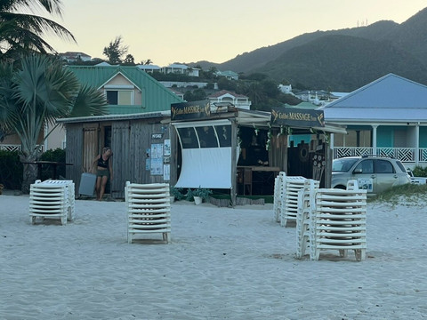 Colibri Massage Sxm-东方湾必去景点