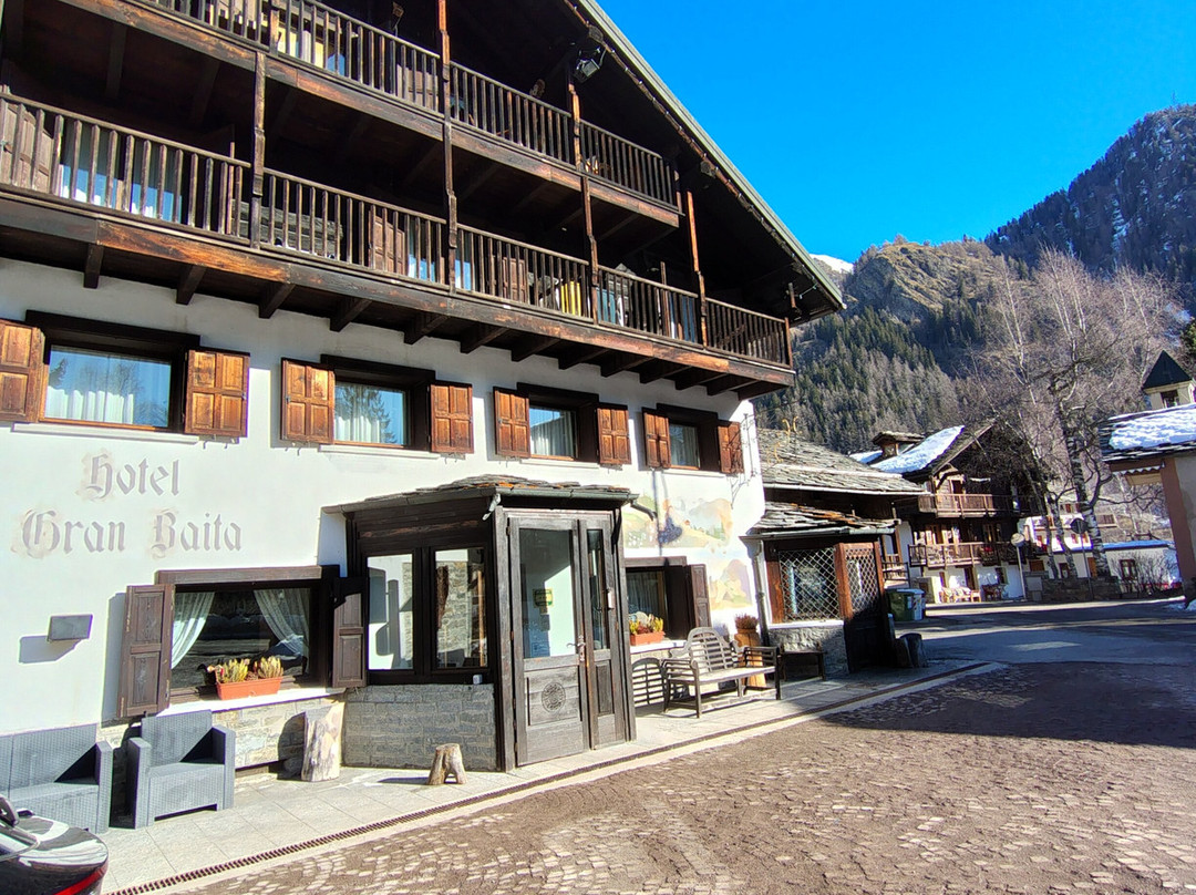 格兰白塔酒店主图