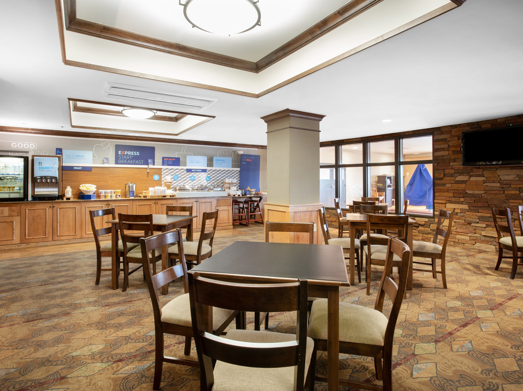 兰德快捷假日&套房酒店主图