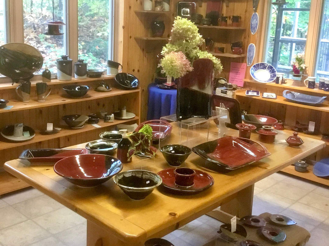 Earth And Fire Pottery Studio景点图片