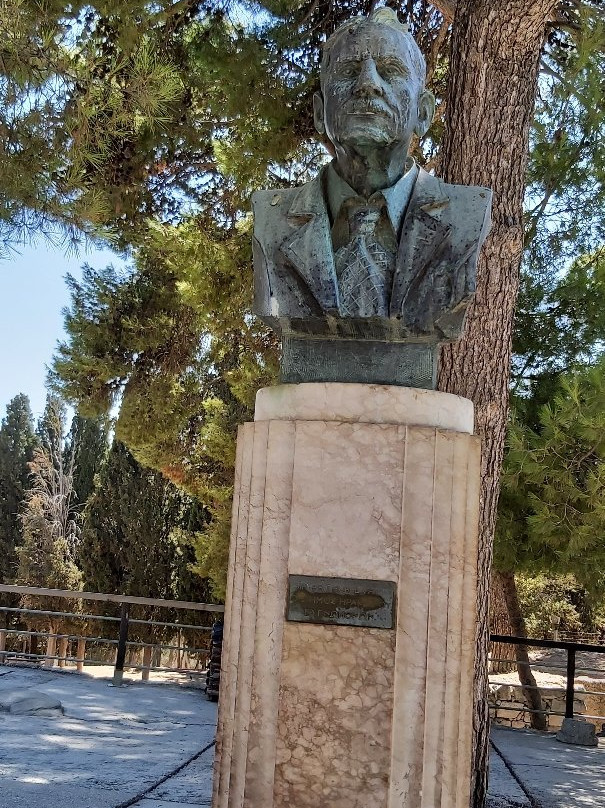 Statue of Sir Arthur Evans-Knosos必去景点