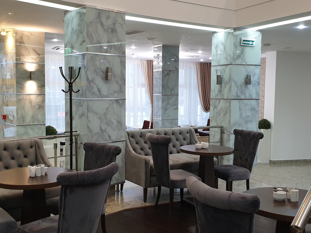 塔拉伊酒店主图