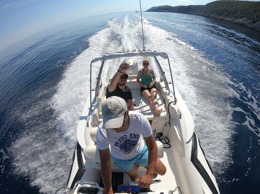 Aquamarine boat tours景点图片