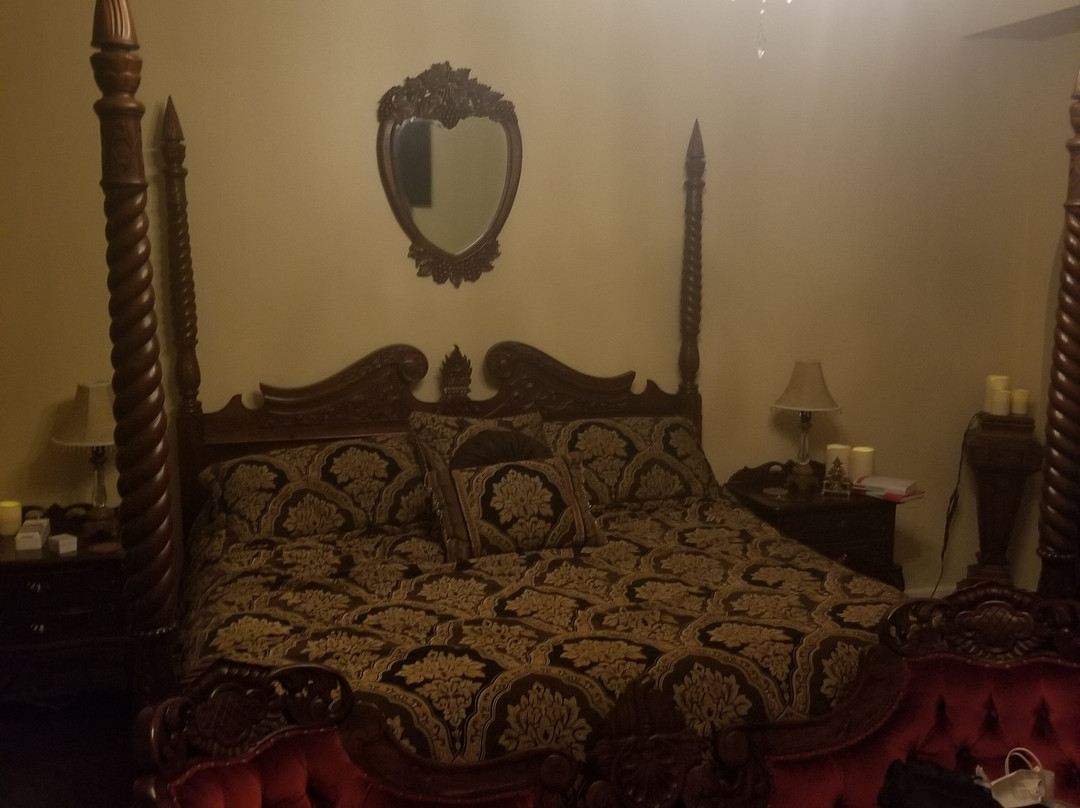 Lions Gate Manor主图