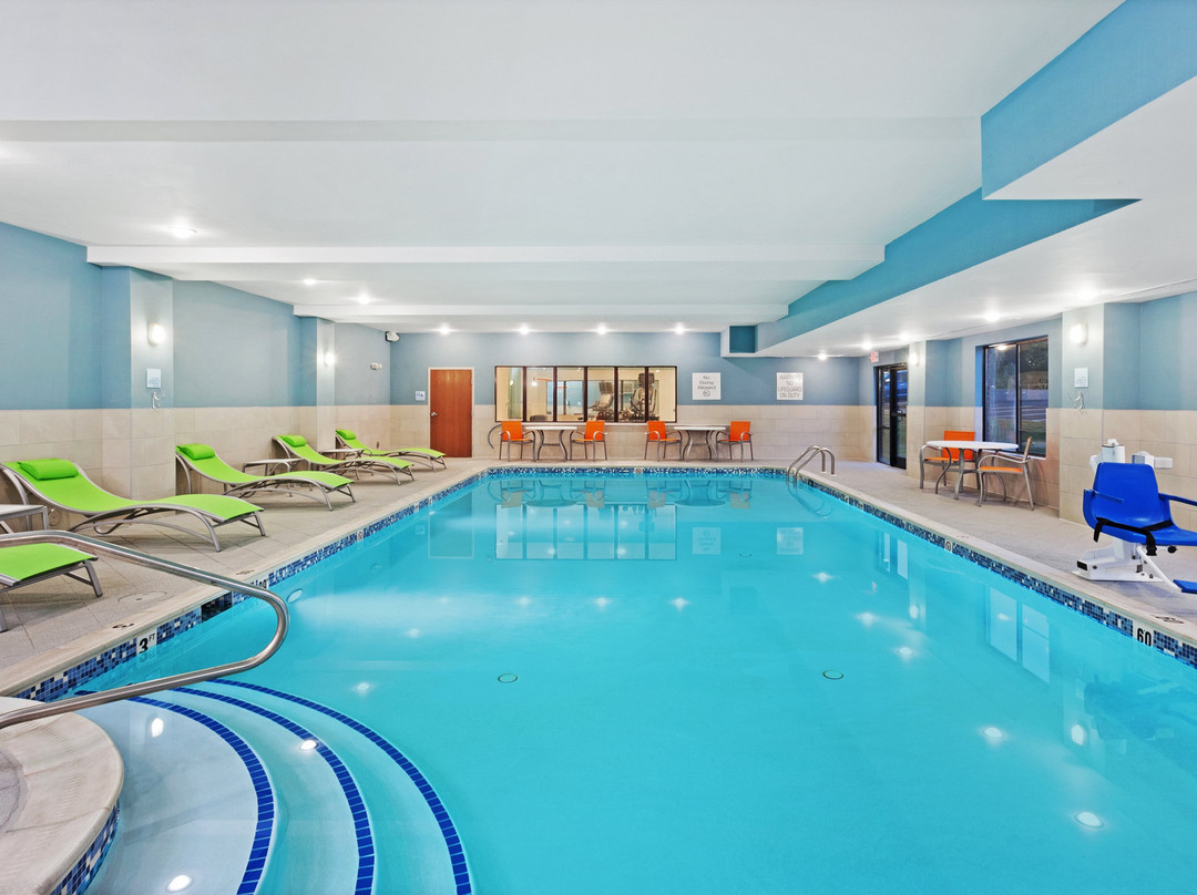 Holiday Inn Express & Suites Culpeper By IHG主图