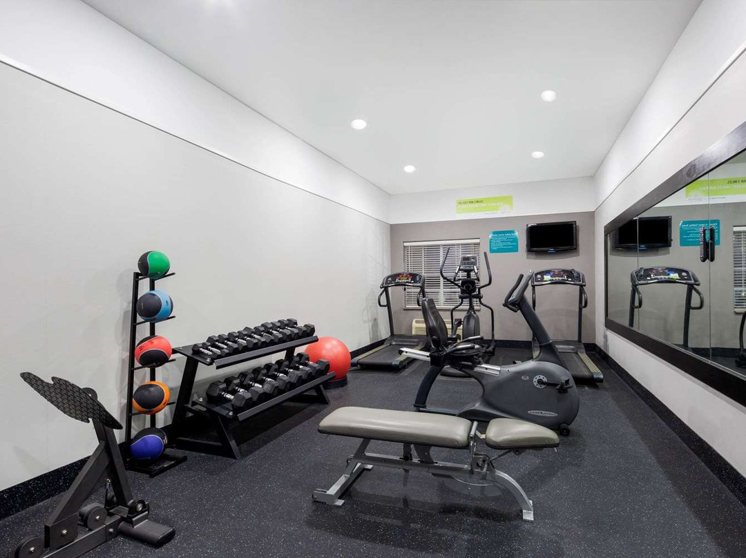 雷蒙德维尔拉昆塔温德姆套房酒店主图