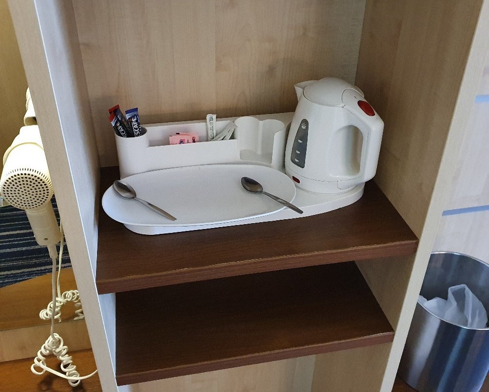 快捷假日斯劳酒店主图