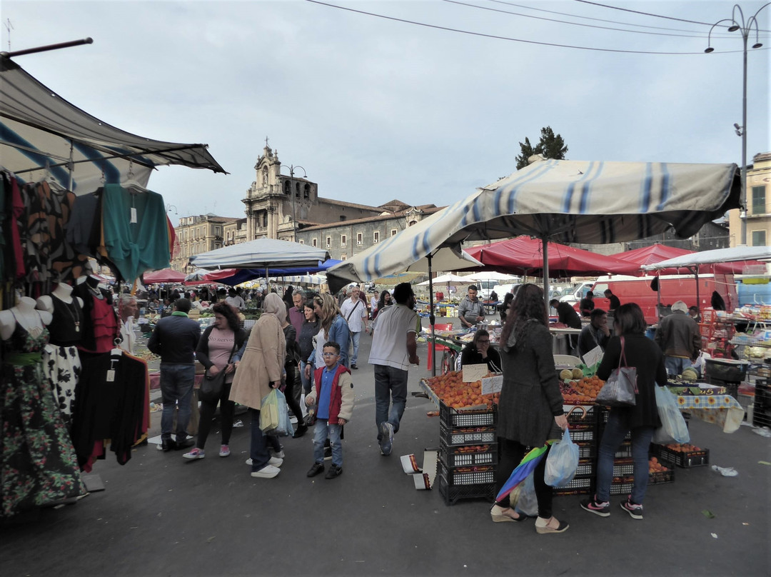 Market Fera O’Luni景点图片