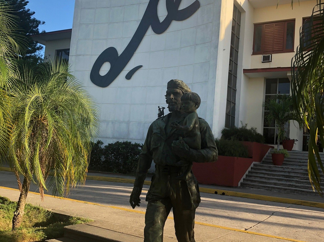 Statue of Che Guevara Holding a Child景点图片
