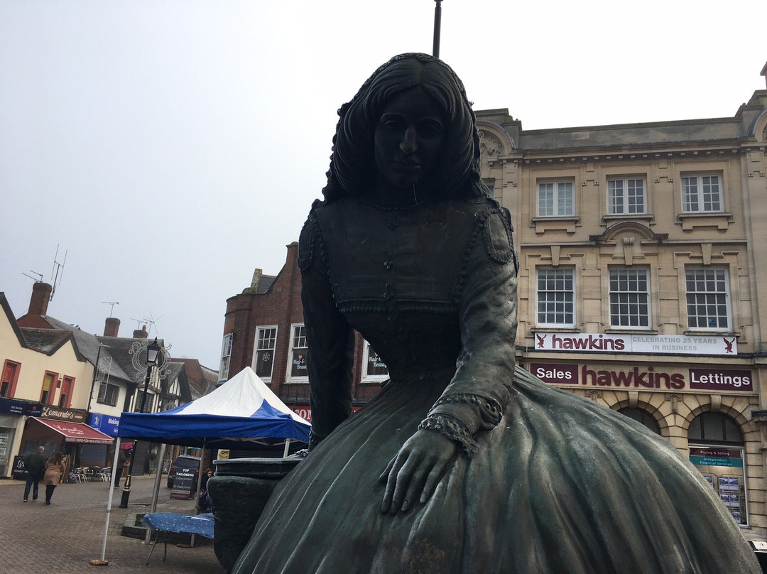 George Eliot Statue-纽尼顿必去景点