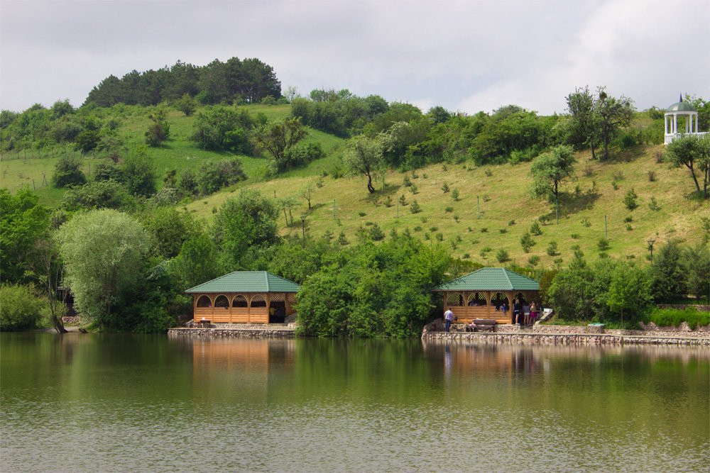 Grushevoue Lake景点图片
