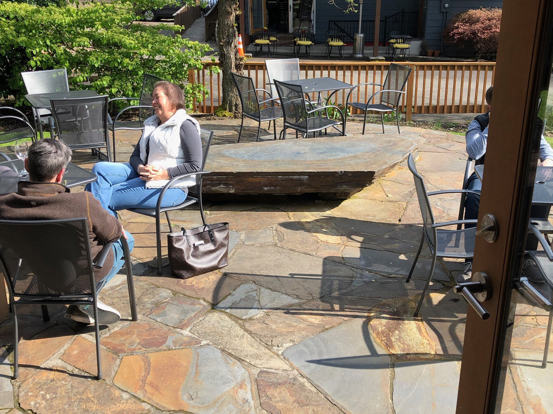 雷德蒙德旅游景点-Cave B Estate Winery Woodinville Tasting Room