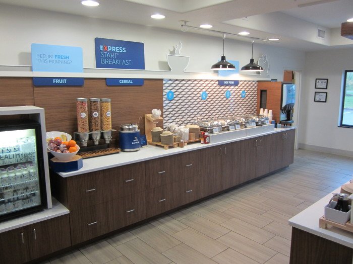 Holiday Inn Express & Suites Mount Airy, an IHG hotel-餐饮