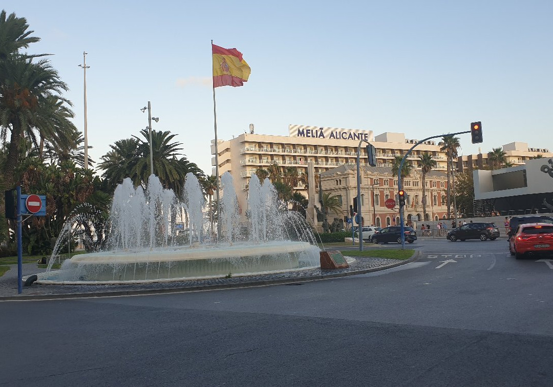 Plaça Porta del Mar景点图片