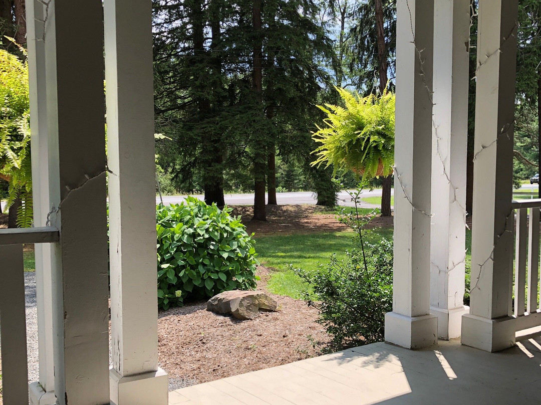 Mountaintop Lodge at Lake Naomi主图