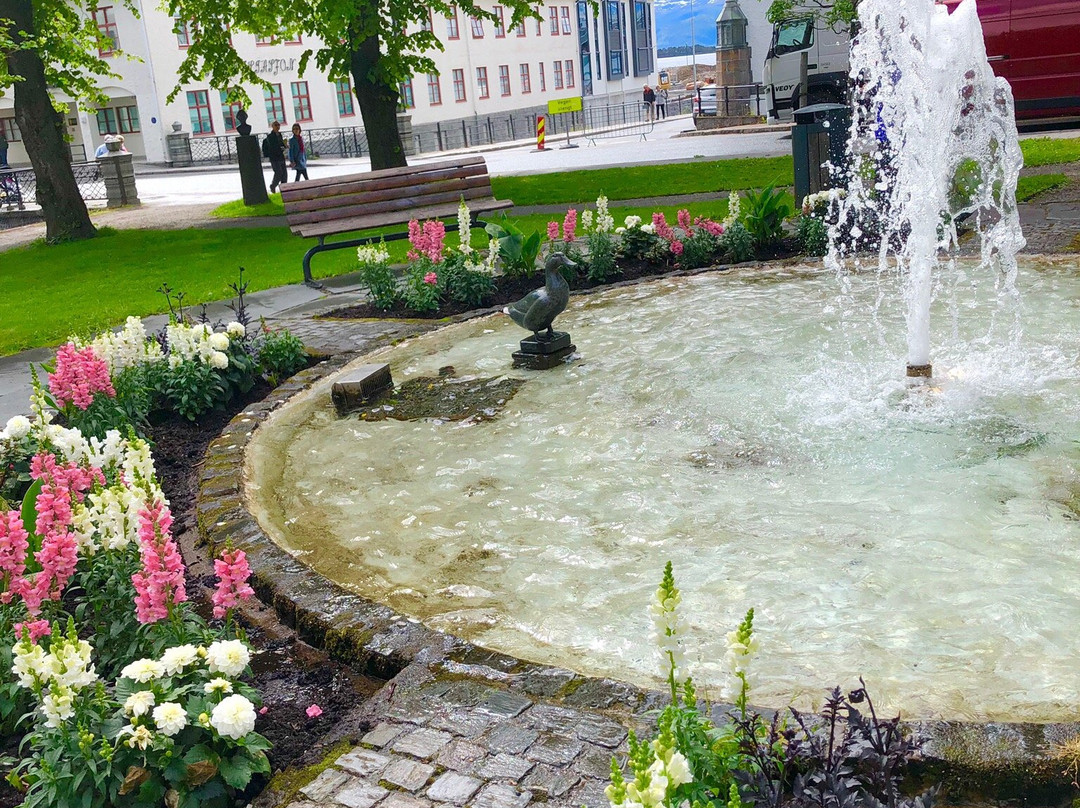 The Rose Maiden Molde Town Hall景点图片