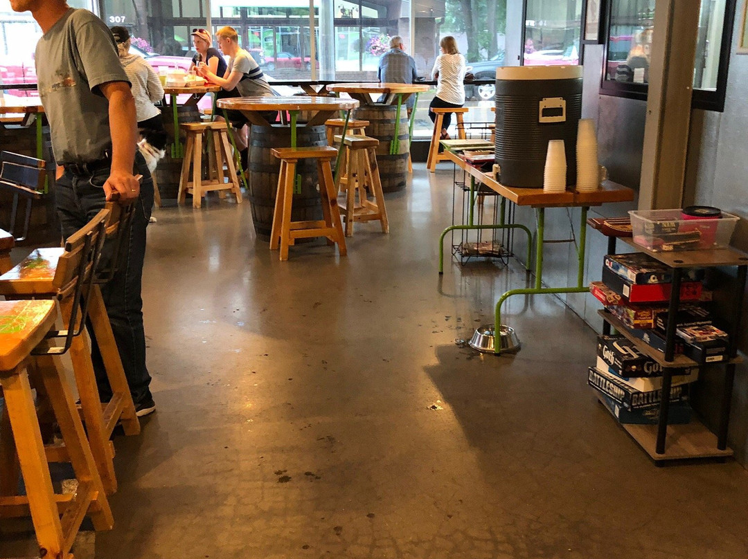 Hop & Barrel Brewing Company景点图片