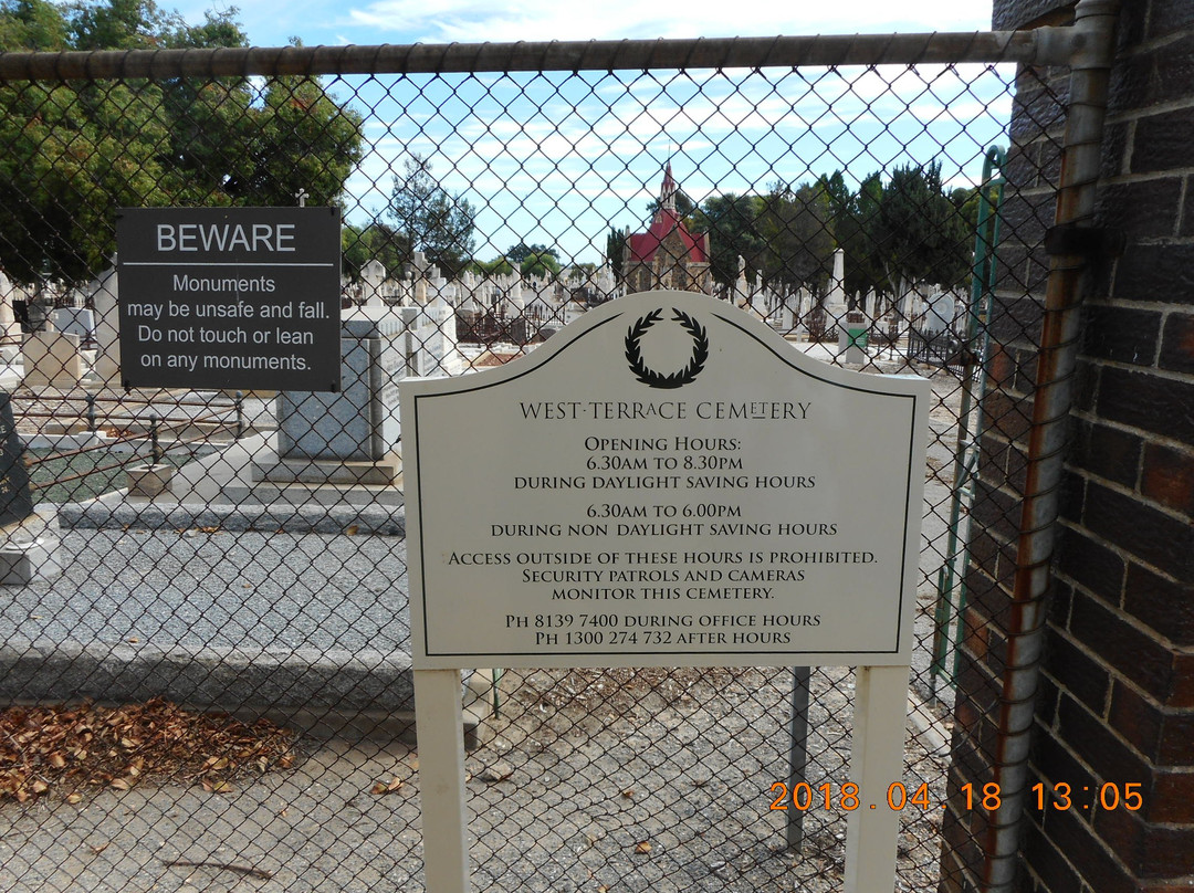 West Terrace Cemetery景点图片