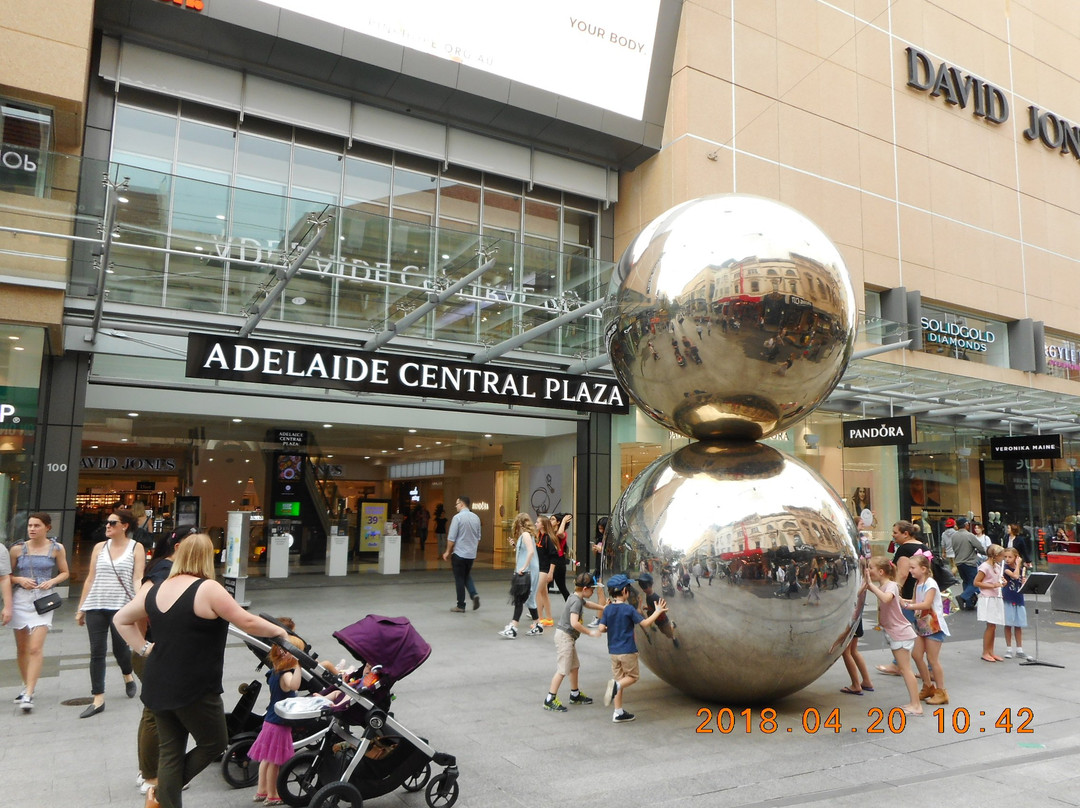 The Mall's Balls Statue景点图片