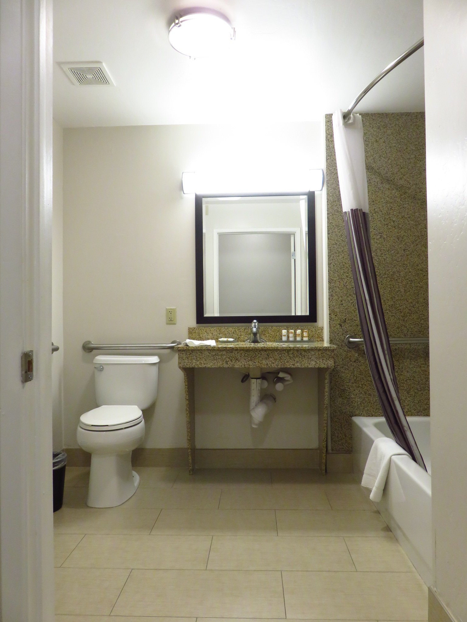 La Quinta Inn & Suites by Wyndham Bakersfield North-浴室