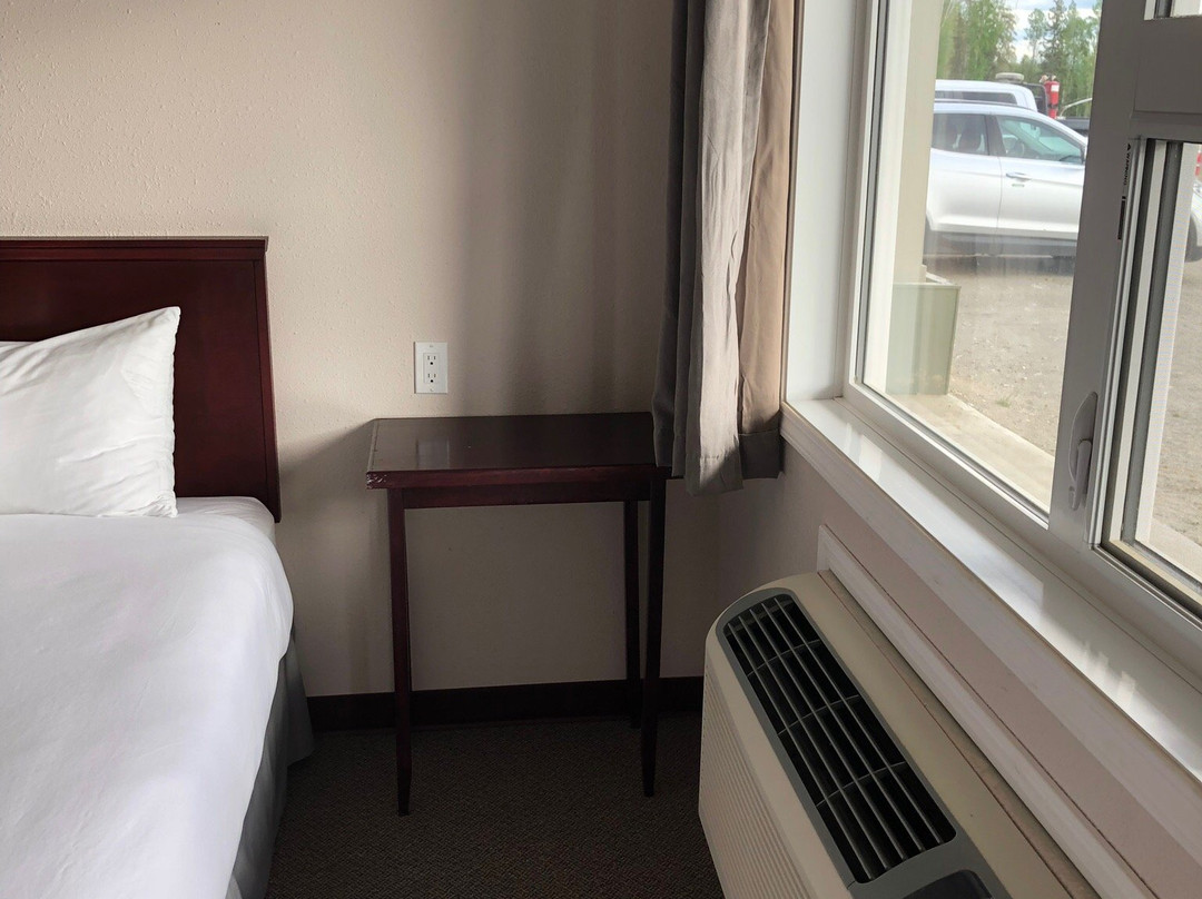 Royal Oak Inn & Suites主图