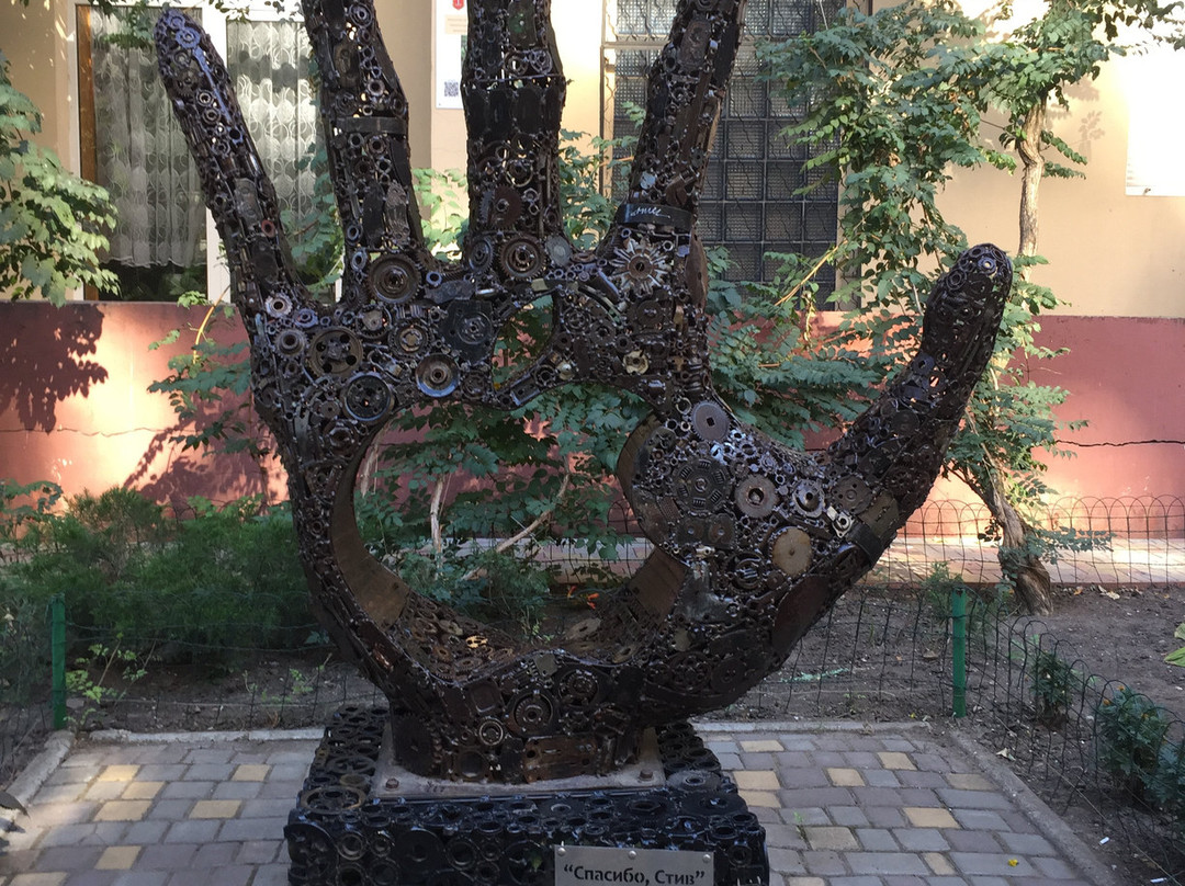 Monument to Steve Jobs 'Thanks, Steve'-敖德萨必去景点