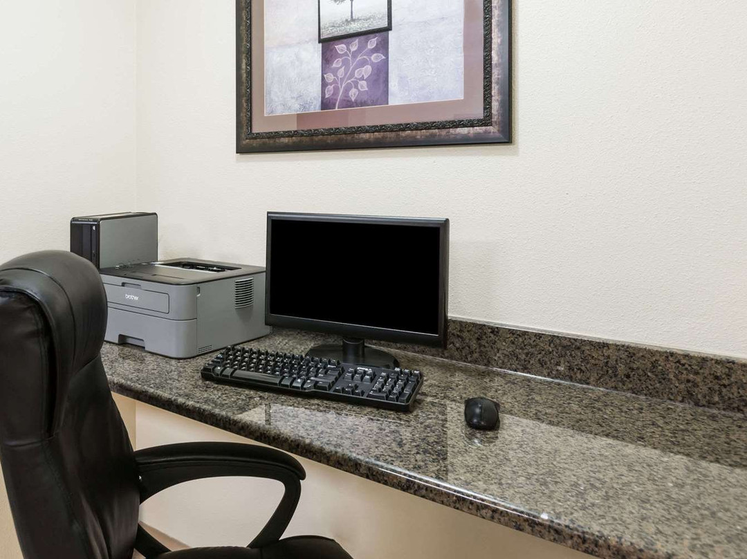 Days Inn and Suites by Wyndham Des Moines Airport主图