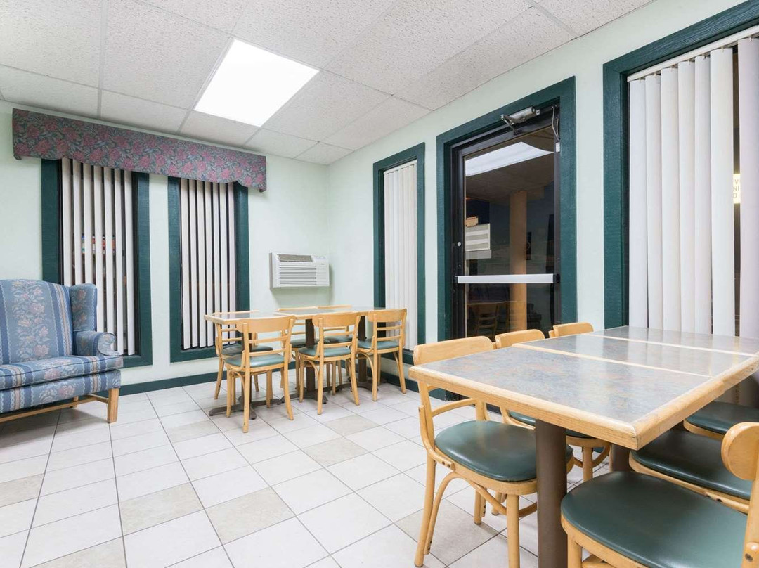 拉顿速8酒店主图