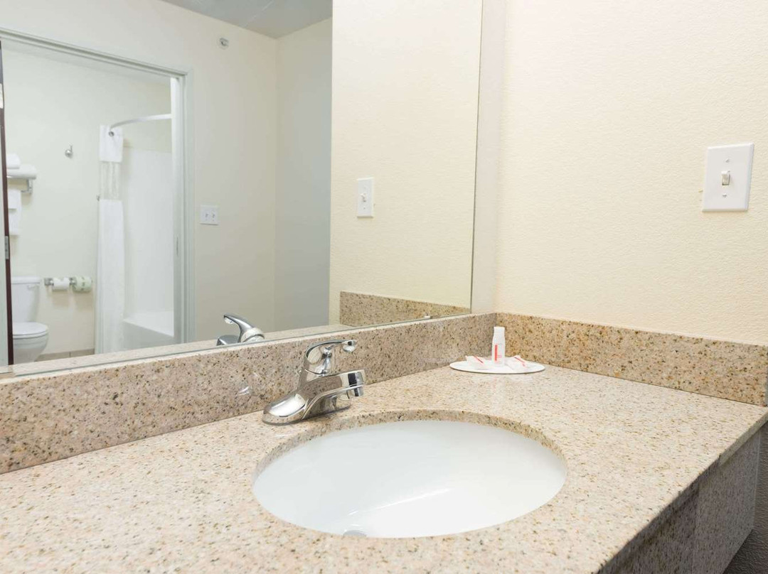 Super 8 by Wyndham Rolla主图