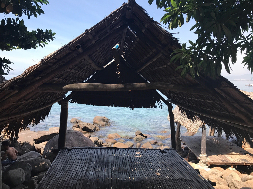 Bãi Đá Đen-岘港必去景点