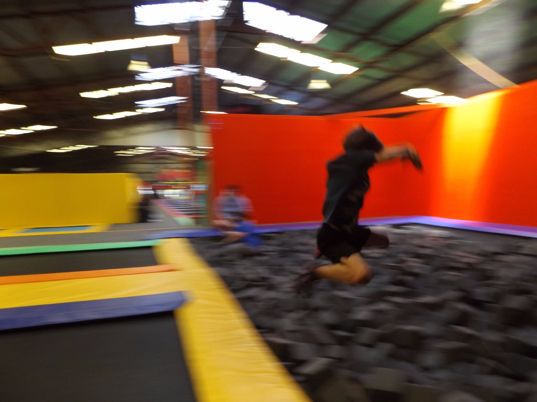 JumpUp Trampoline Zone-塔姆沃思必去景点