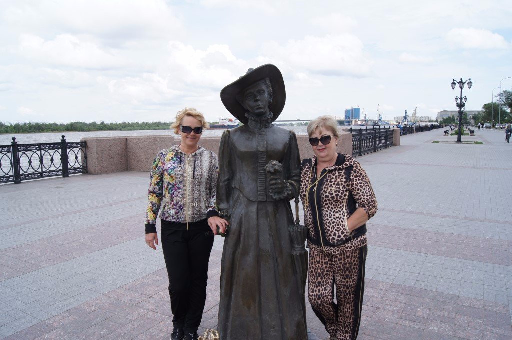 Sculpture Lady with the Dog