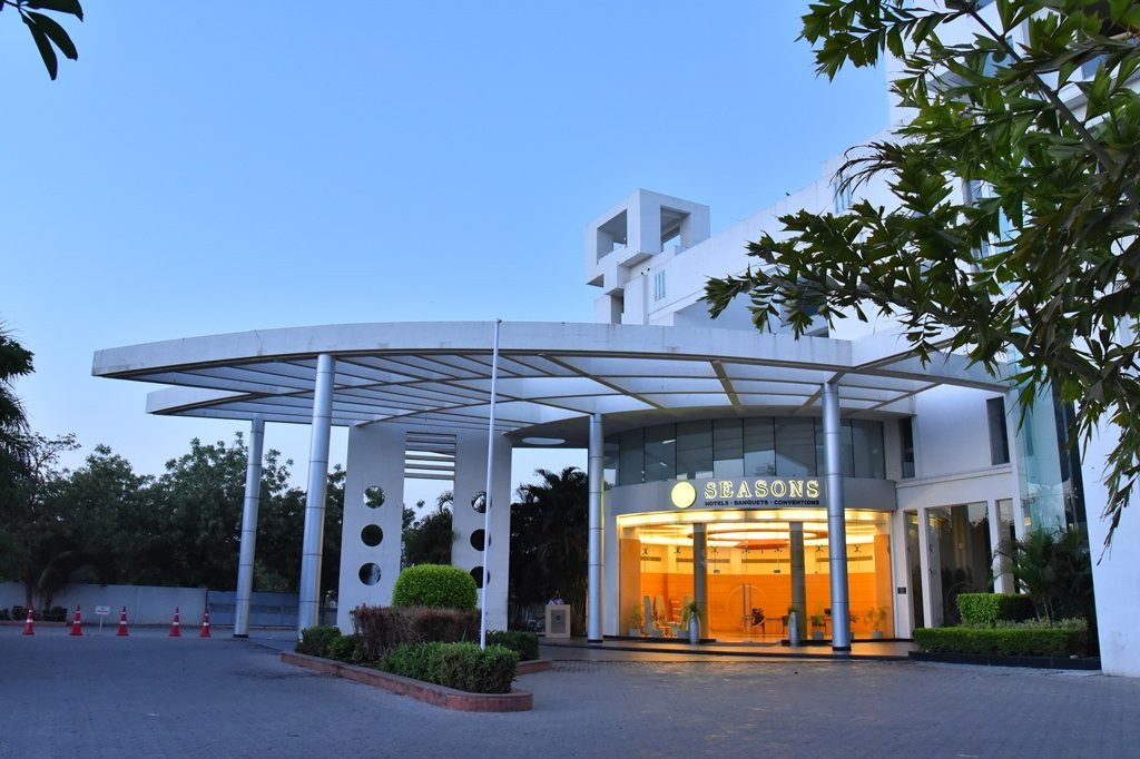 Seasons Hotel
