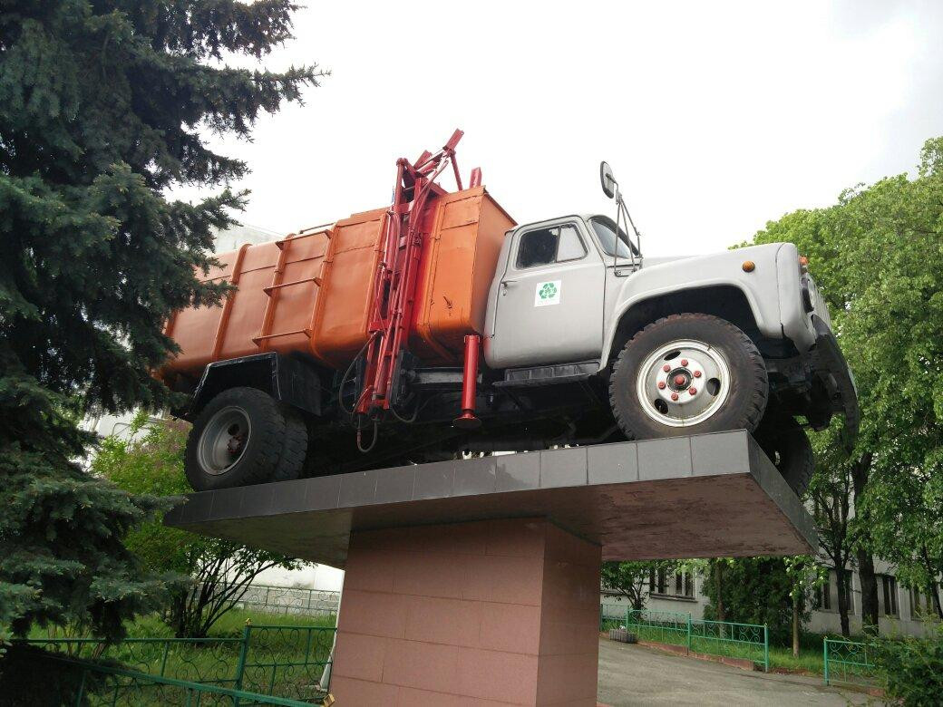 Irpin旅游景点-Trash Truck Monument
