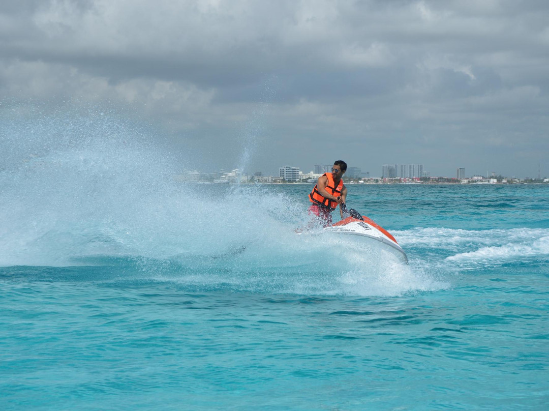 Wave Runners in Cancun-坎昆必去景点