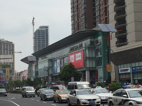 百盛购物中心(天山)-上海市必去景点