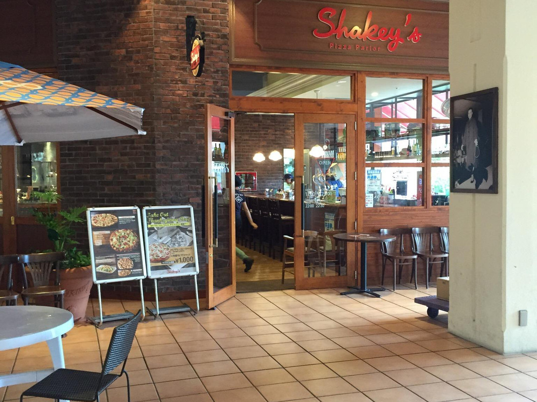 シェーキーズ プラザハウス店