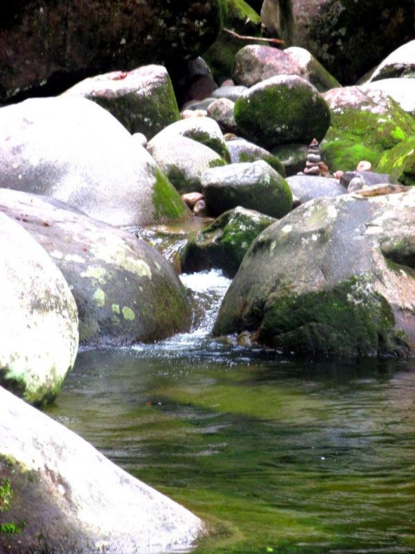 Manga Larga de Baixo Waterfall景点图片